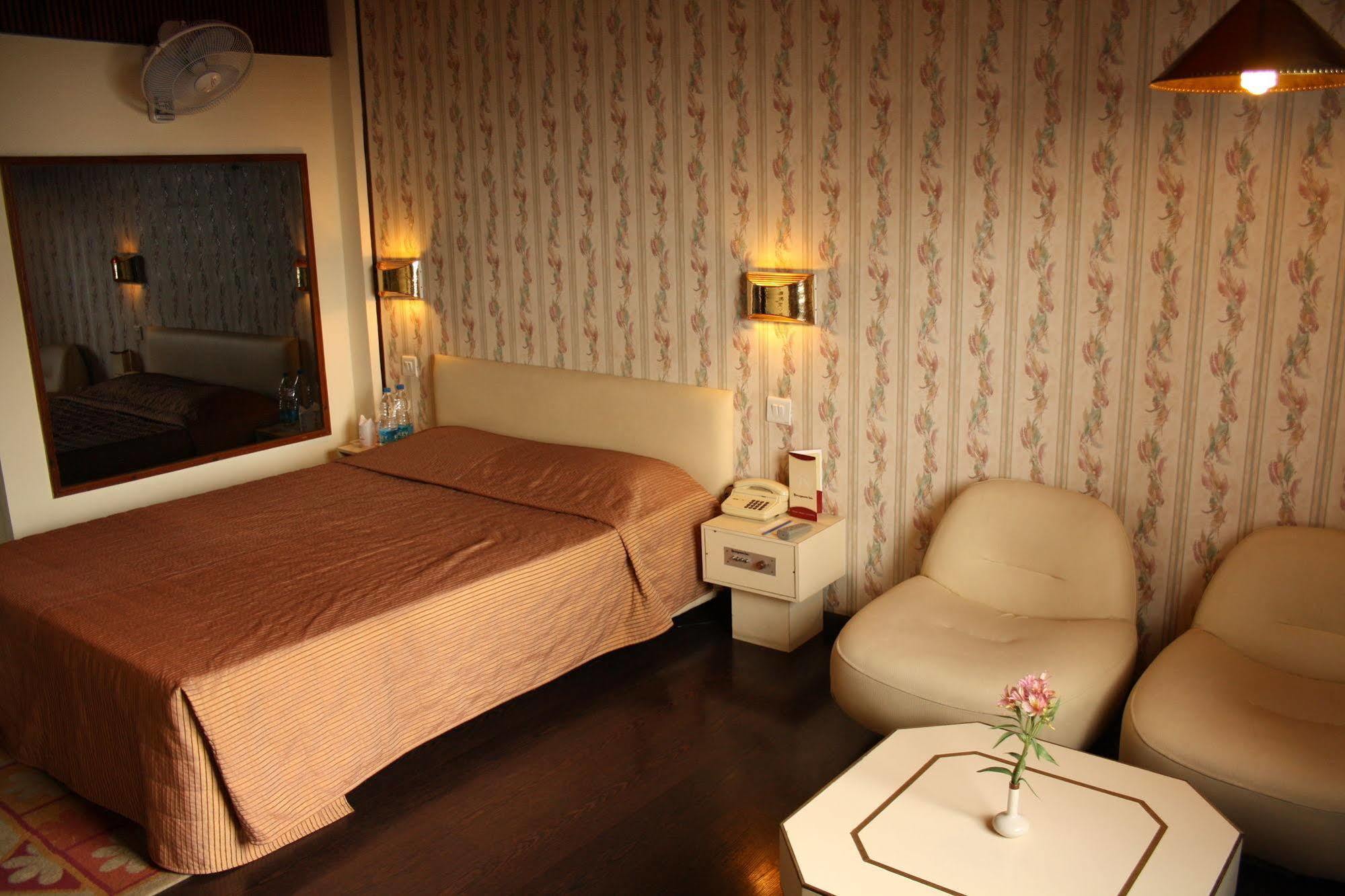 Honeymoon Inn Shimla Exteriör bild